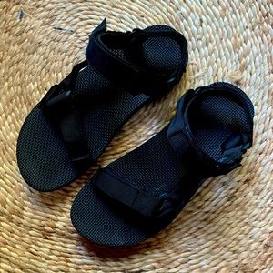 COPY - Sz 8 Barely Worn Black Teva Sandals Velcro Strap